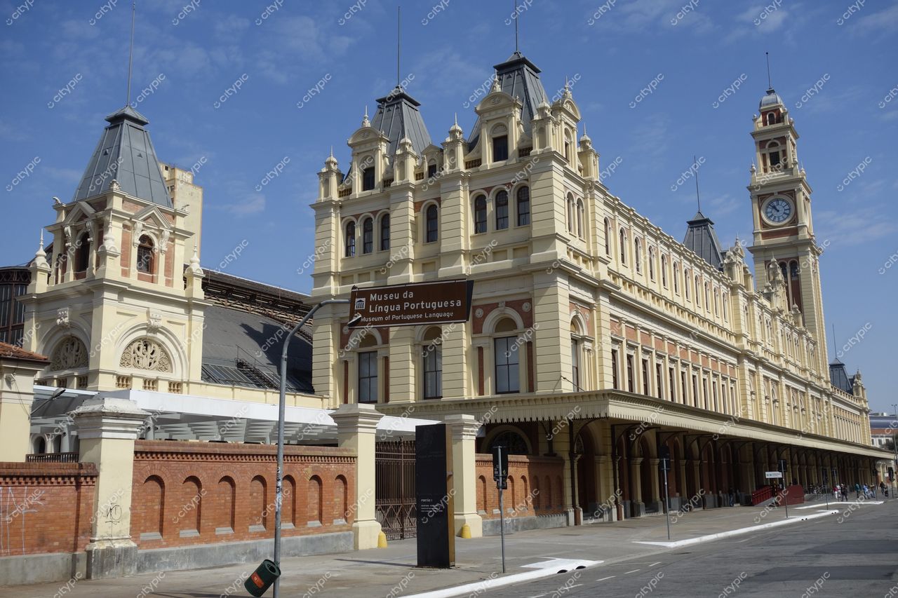 São Paulo, São Paulo, fachada do Museu da Língua Portuguesa em dia ensolarado com detalhes neoclássicos e calçadas pavimentadas