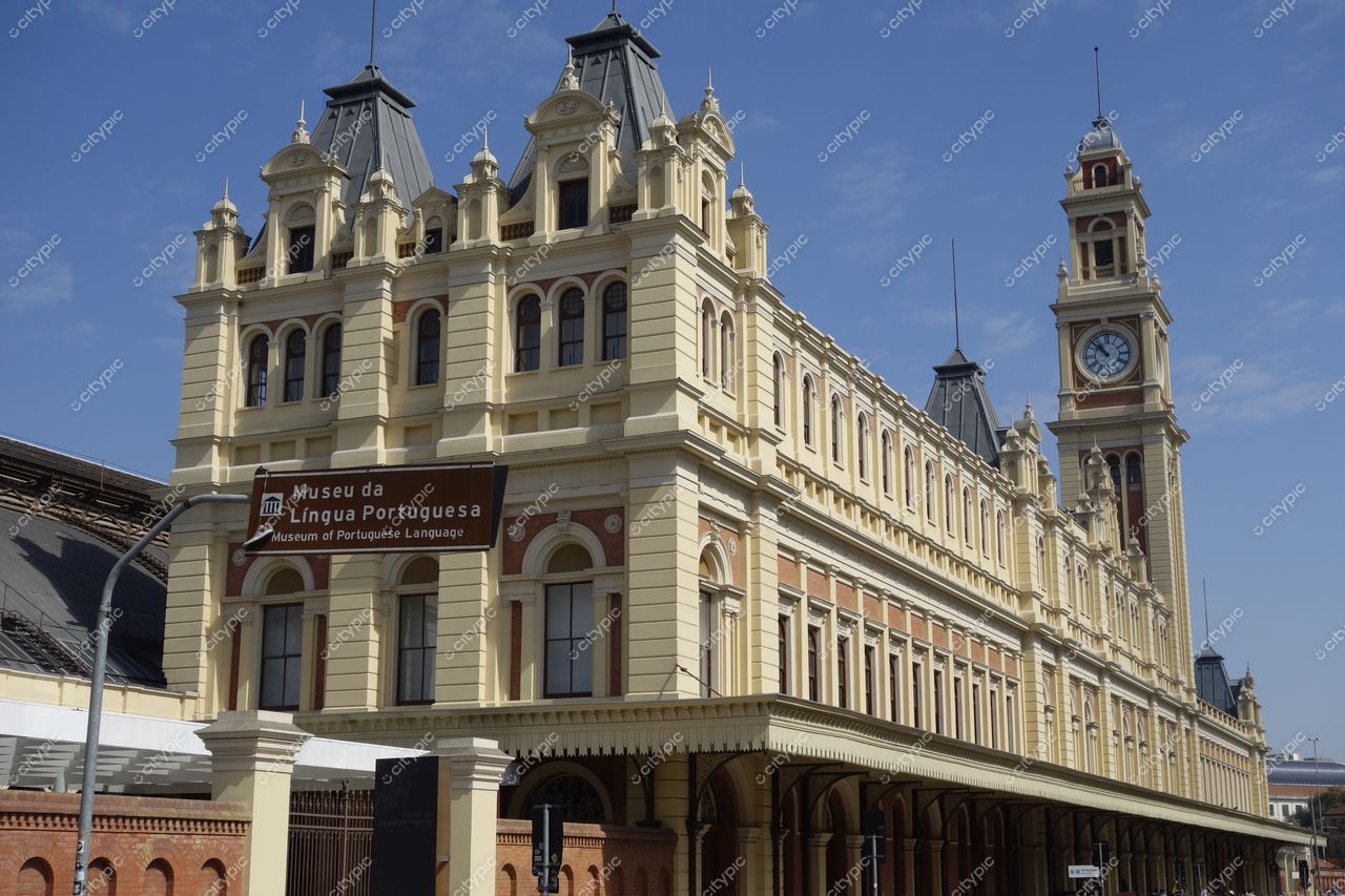 São Paulo, São Paulo, Museu da Língua Portuguesa com fachada amarela e detalhes vermelhos em dia ensolarado