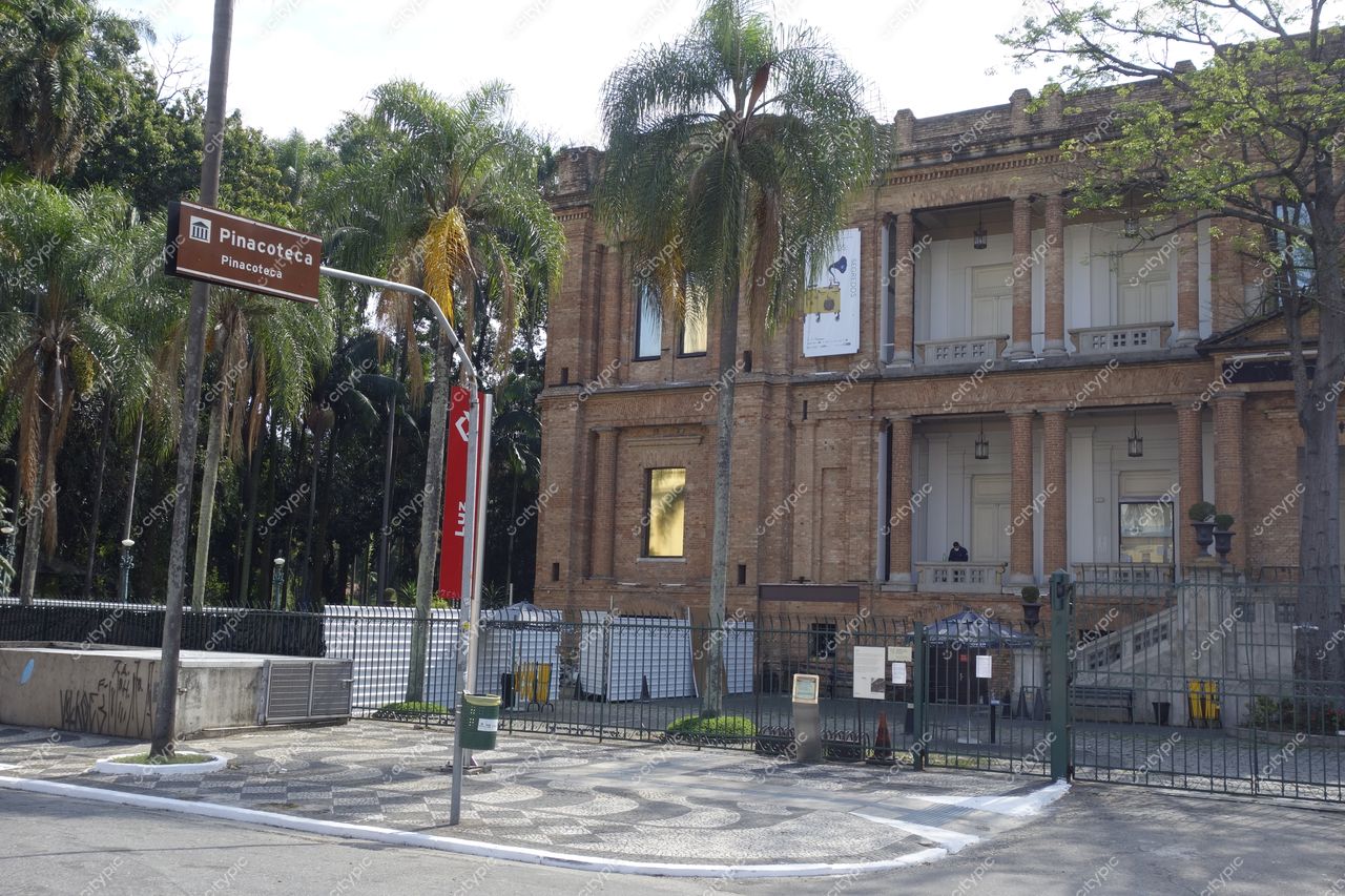 São Paulo, São Paulo, Pinacoteca com arquitetura de tijolos expostos e vegetação tropical em dia ensolarado