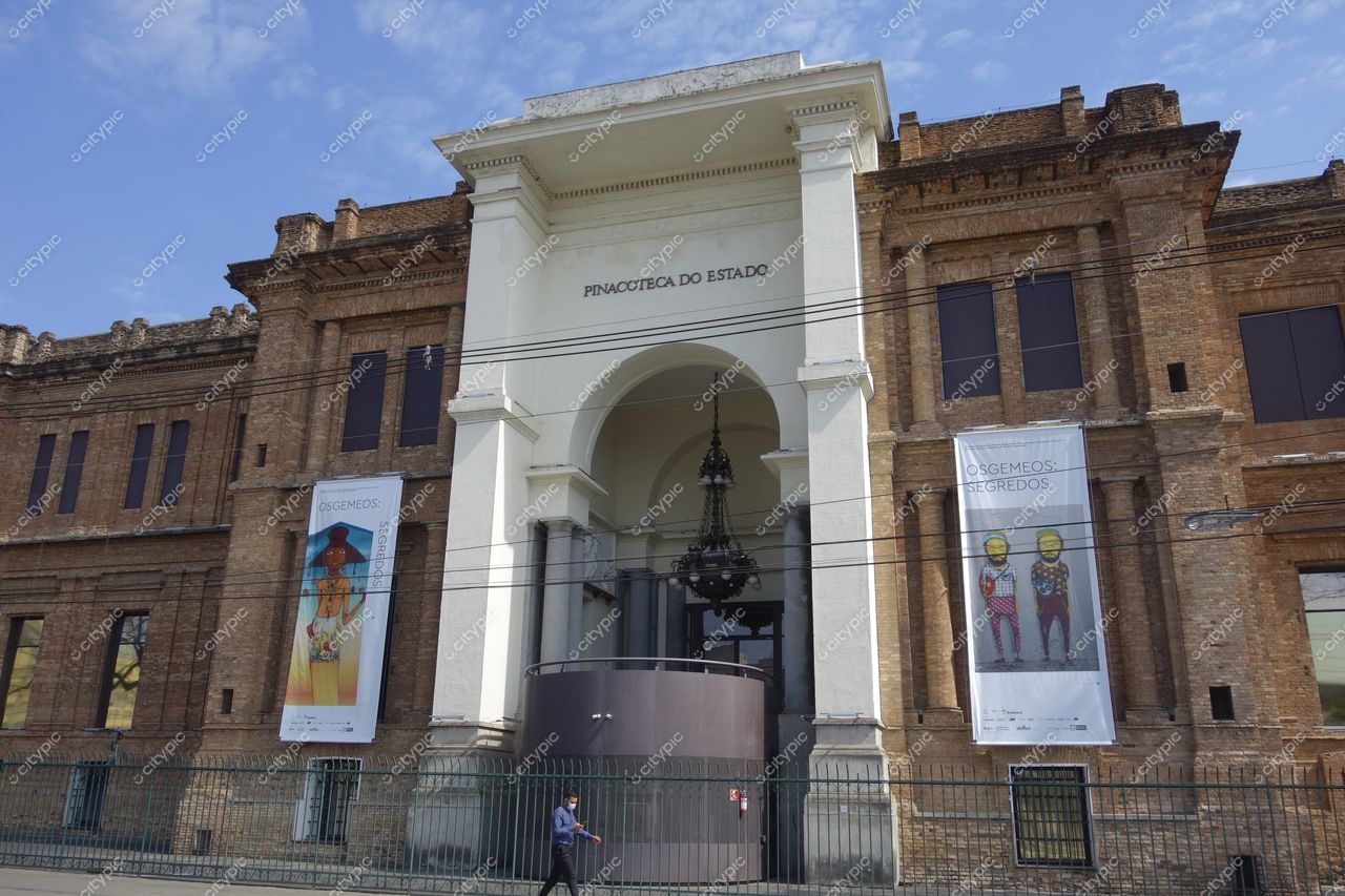 São Paulo, São Paulo, fachada da Pinacoteca do Estado com iluminação diurna e pedestre na calçada