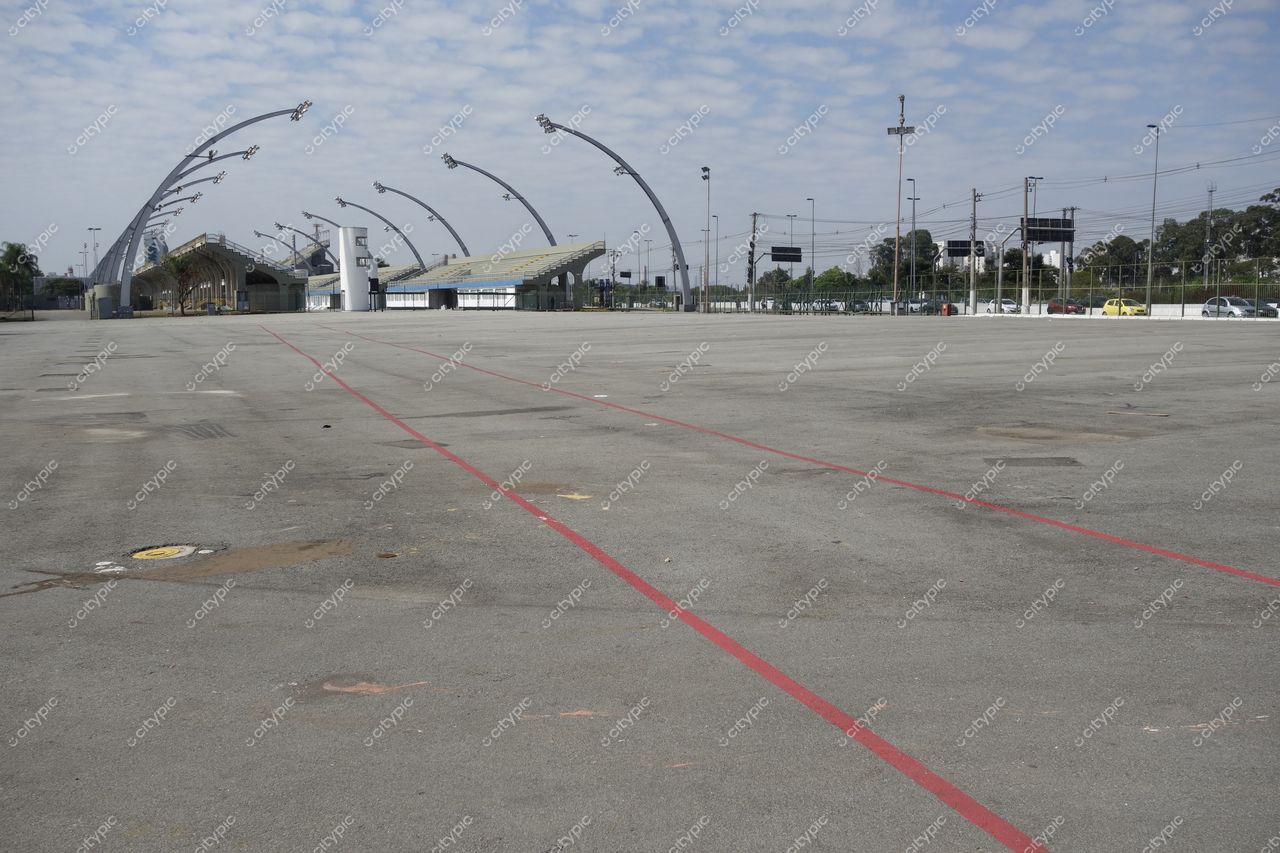 São Paulo, São Paulo, estacionamento deserto com demarcações vermelhas e arquitetura moderna sob céu parcialmente nublado