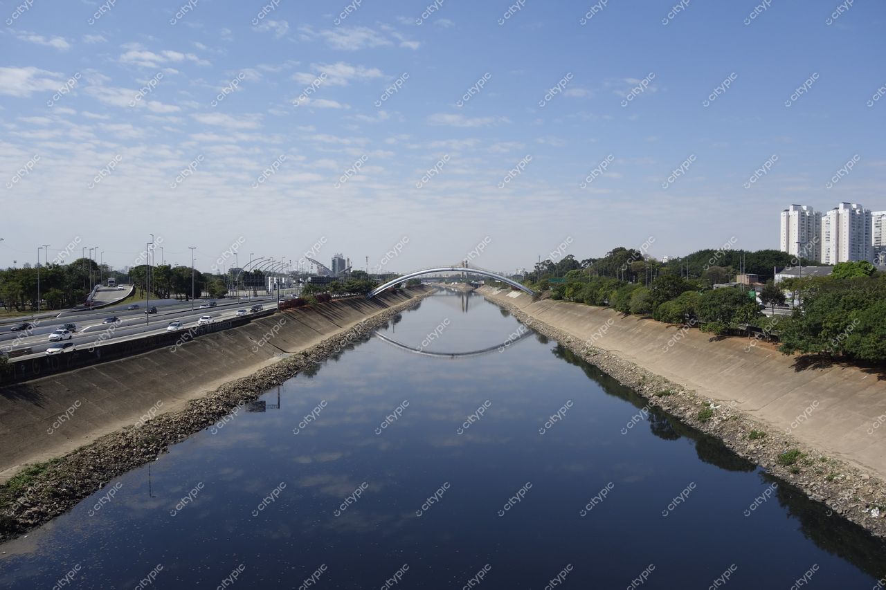 São Paulo, São Paulo, vista do Rio Tietê com tráfego intenso, prédios altos e vegetação à margem durante o dia