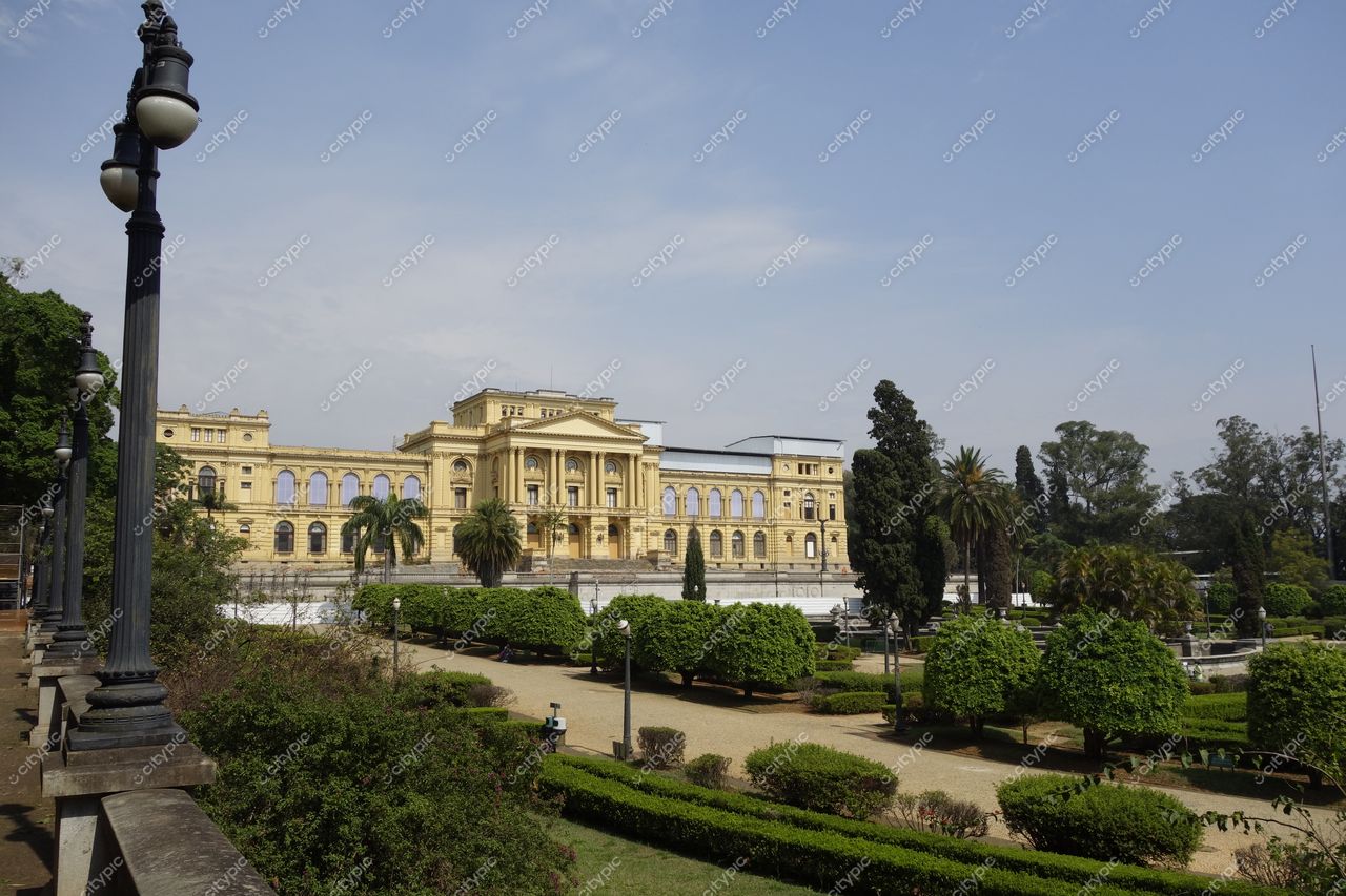 São Paulo, São Paulo, vista do Museu de Zoologia da USP com fachada amarela e jardim sob céu ensolarado