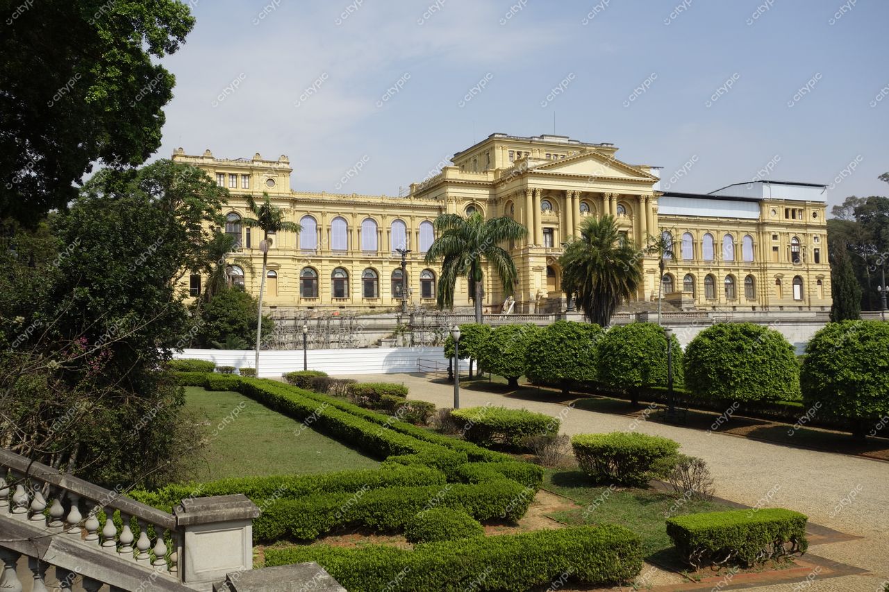 São Paulo, São Paulo, edifício histórico com arquitetura imponente e jardins geométricos em dia ensolarado