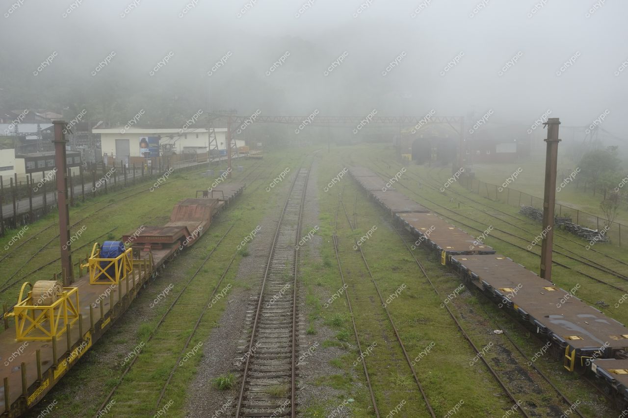 Paranapiacaba, São Paulo, área ferroviária envolta em névoa com vagões de trem e vegetação densa ao redor