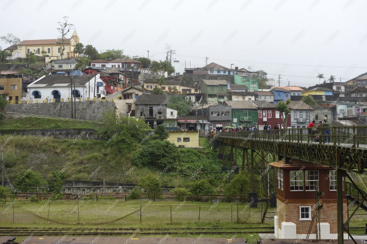 Paranapiacaba, São Paulo, vista nublada com casas coloridas, viaduto de metal e vegetação ao redor