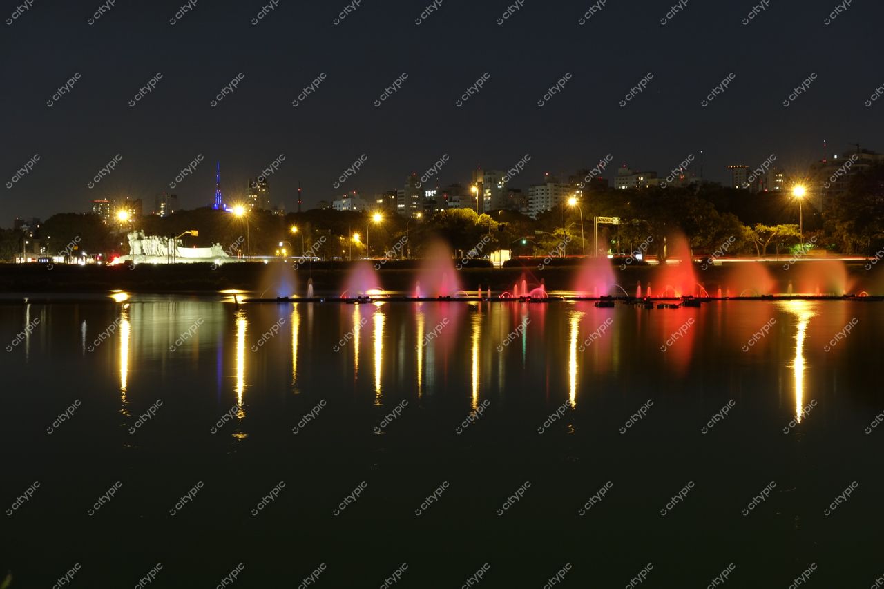 São Paulo, São Paulo, vista noturna com fontes coloridas refletindo no lago e iluminação urbana ao fundo