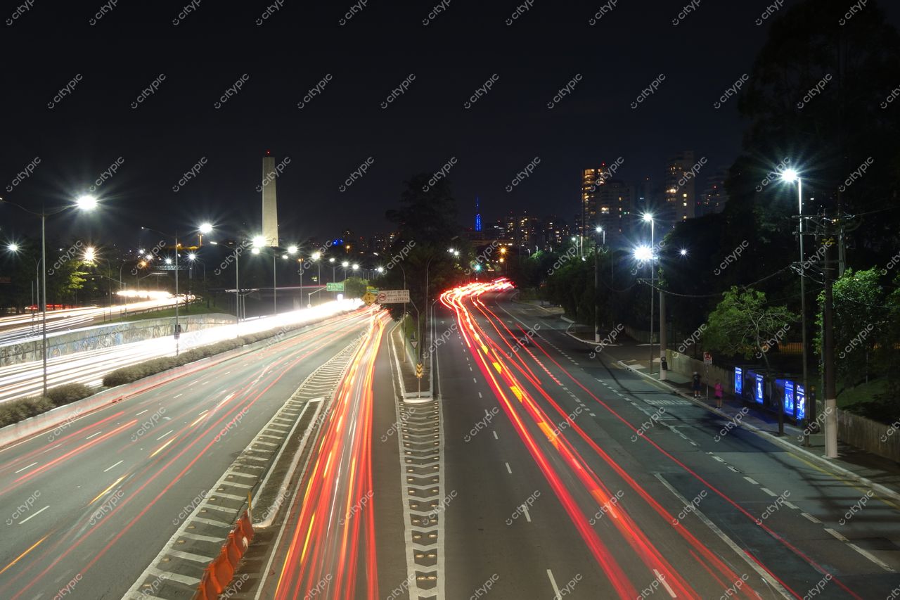 São Paulo, São Paulo, vista noturna da Avenida 23 de Maio com traços de carros e Obelisco iluminado ao fundo
