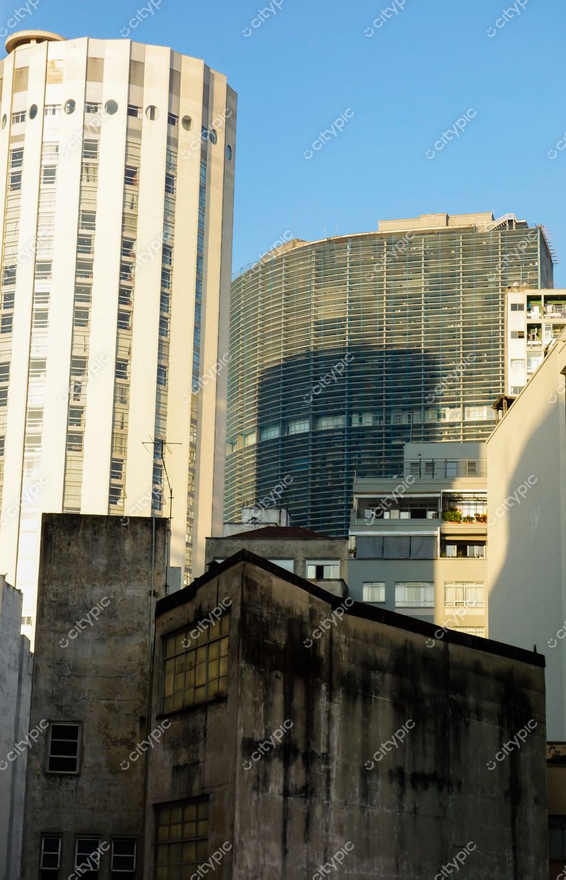 São Paulo, São Paulo, ângulo urbano com edifícios contemporâneos e jogo de luzes em dia ensolarado
