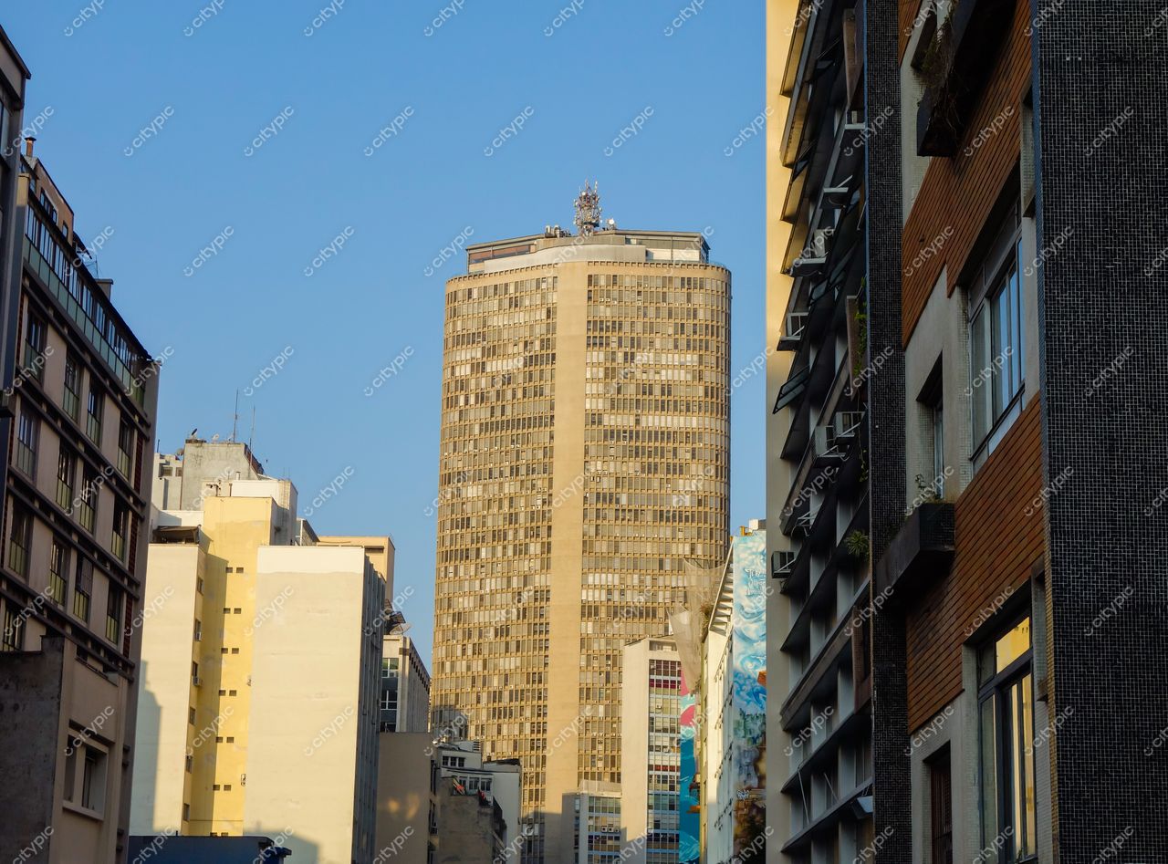 São Paulo, São Paulo, prédio alto em estilo arquitetônico típico iluminado pela luz do final da tarde com céu azul claro