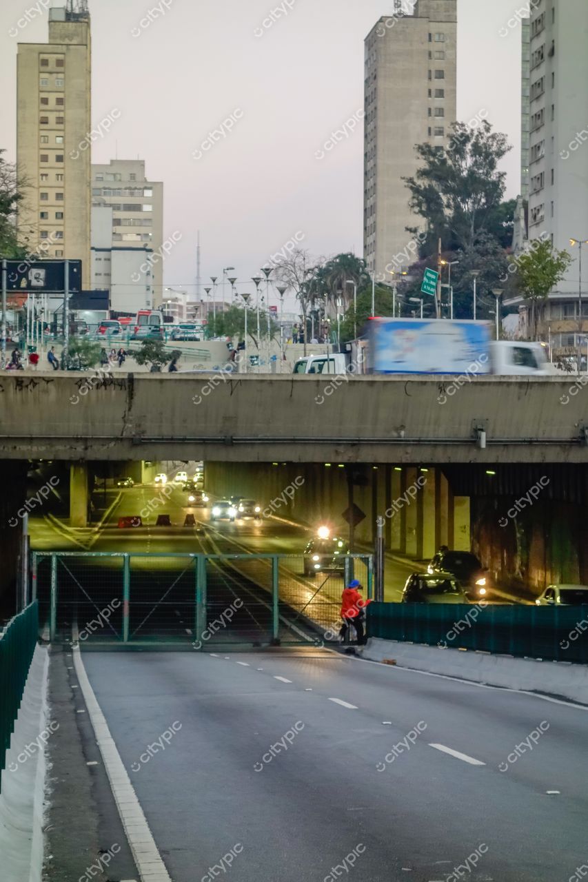 Elevado Presidente João Goulart em São Paulo com iluminação suave ao crepúsculo e tráfego visível abaixo do viaduto