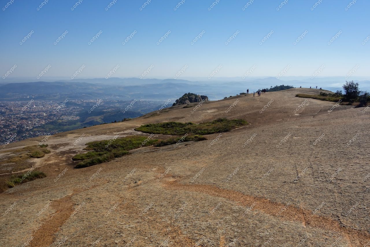 Atibaia, São Paulo vista panorâmica do topo da montanha em dia ensolarado com vegetação baixa e cidades ao fundo