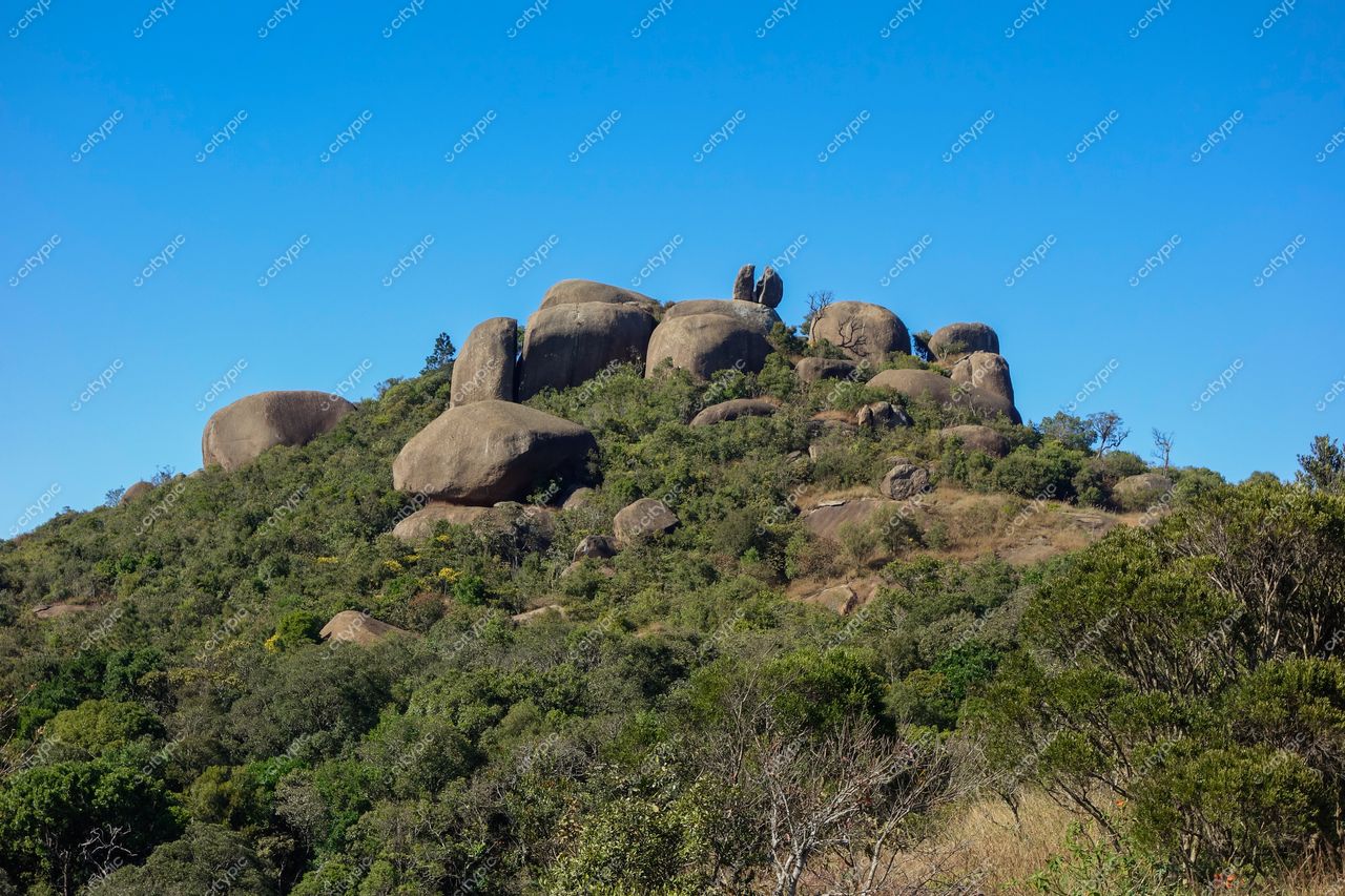 Atibaia, São Paulo formação rochosa em colina verdejante sob céu azul claro com vegetação densa ao redor