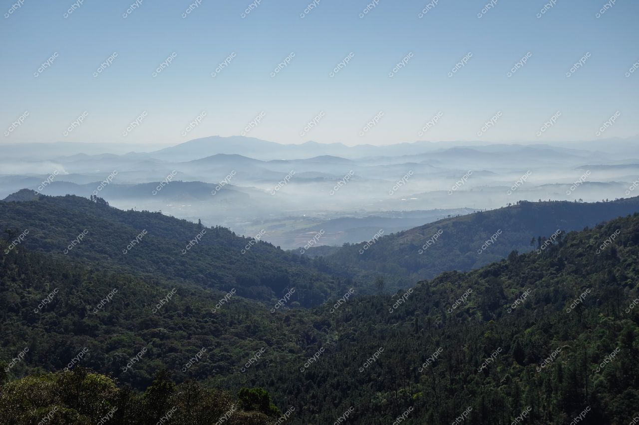 Atibaia, São Paulo vista panorâmica das montanhas com vegetação densa e bruma suave em dia claro