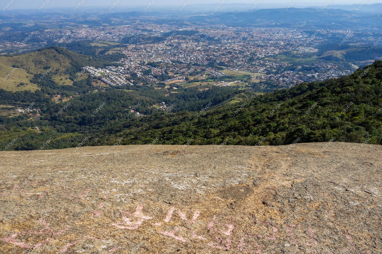 Atibaia, São Paulo vista panorâmica do topo da montanha com vegetação densa e urbanização no vale sob céu limpo