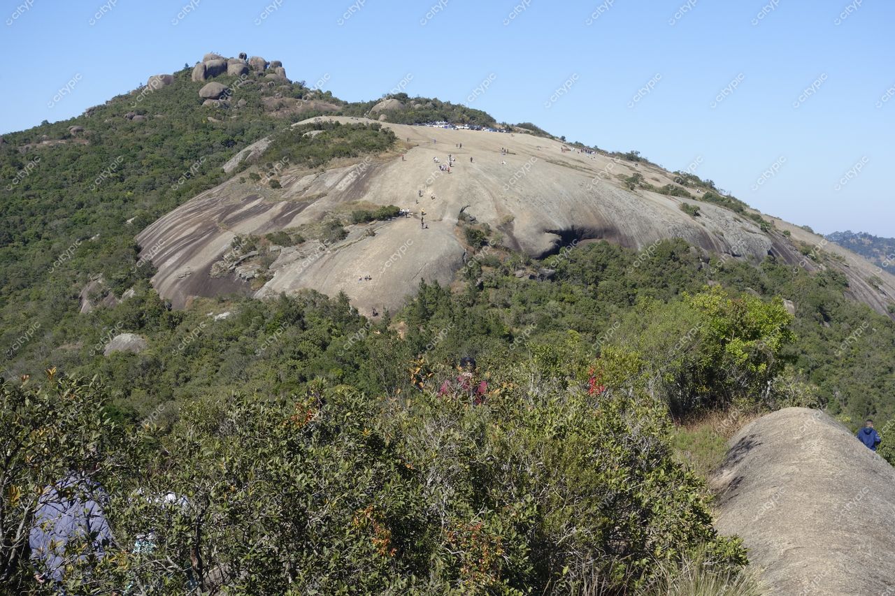 Atibaia, São Paulo vista panorâmica da Serra com formações rochosas e vegetação abundante em dia ensolarado