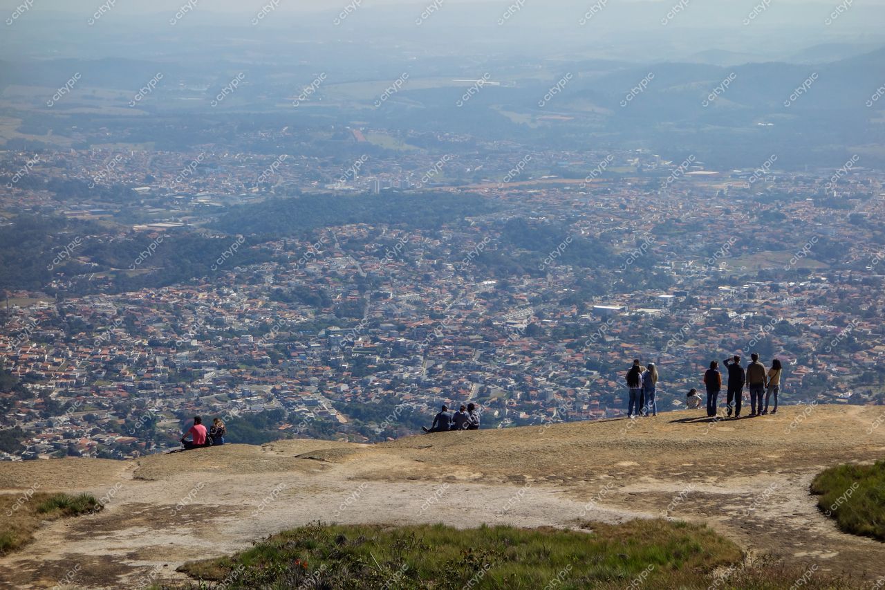 Atibaia, São Paulo grupo de pessoas no topo de pedra com vista panorâmica da cidade em dia claro