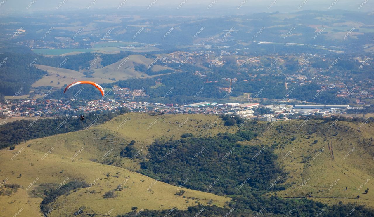 Atibaia, São Paulo, vista panorâmica com parapente sobre relevo montanhoso e vegetação verdejante em dia ensolarado
