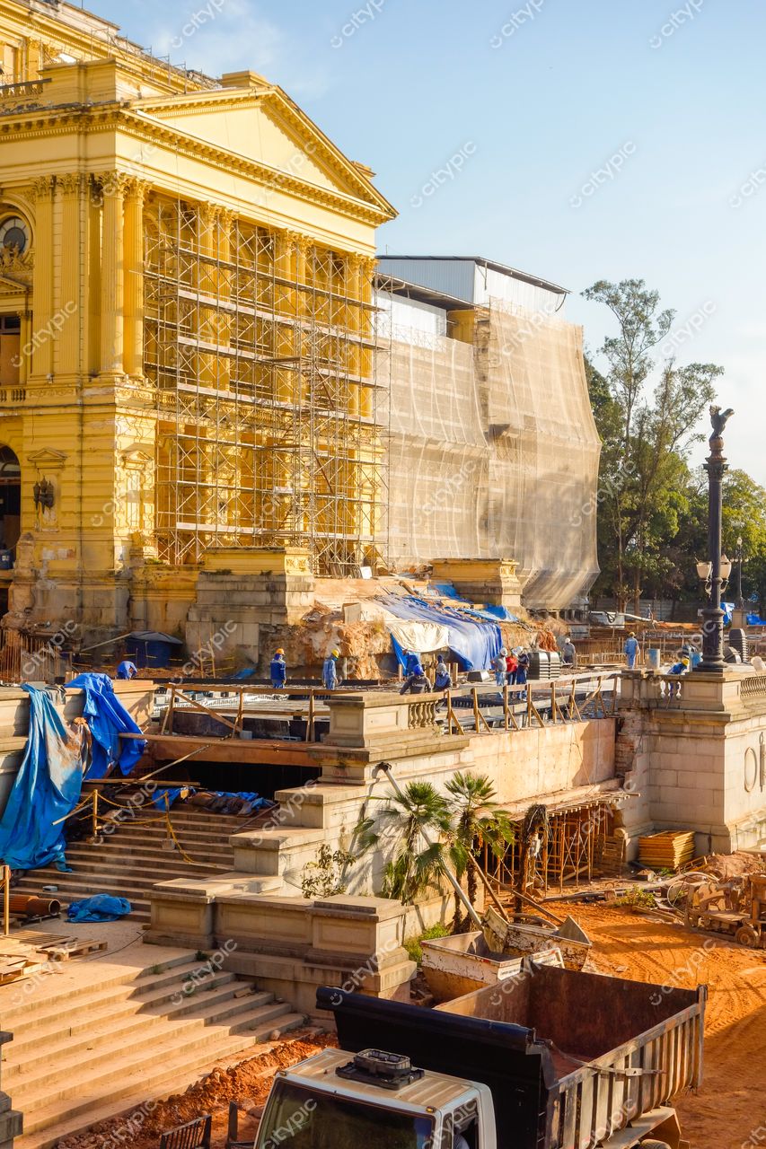 São Paulo, São Paulo, fachada de edifício em construção com andames e luz suave da manhã entre vegetação urbana