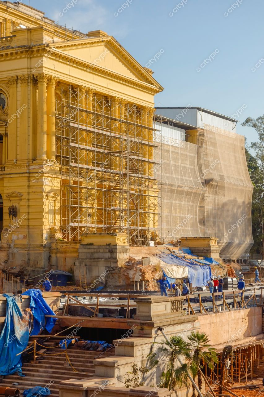 São Paulo, São Paulo, fachada de edifício histórico em restauração com escoramentos e materiais de construção sob luz do dia