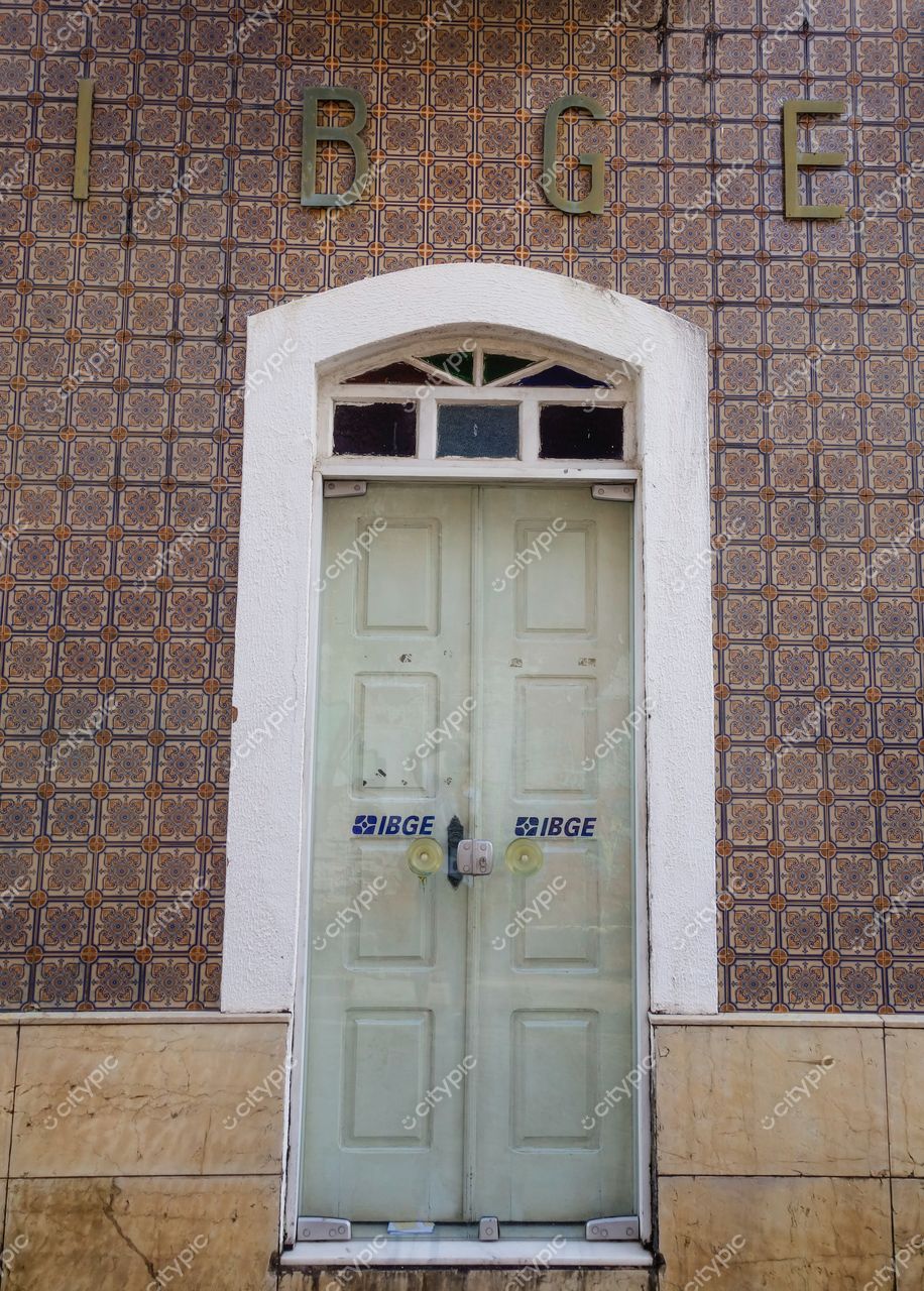 Centro Histórico de São Luís em São Luís com fachada de azulejos e porta de vidro do IBGE iluminada durante o dia