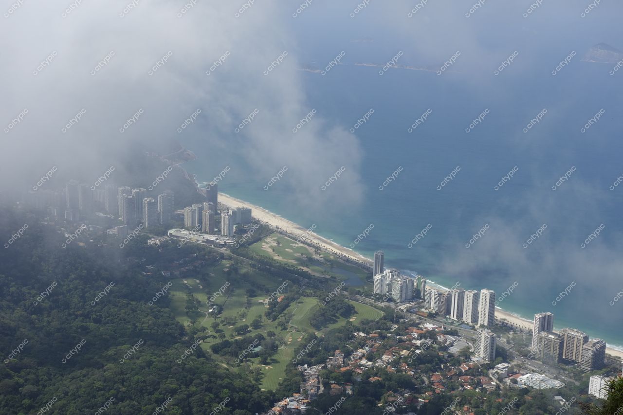 Rio de Janeiro, Rio de Janeiro, vista aérea do litoral com urbanização e vegetação densa sob céu nublado