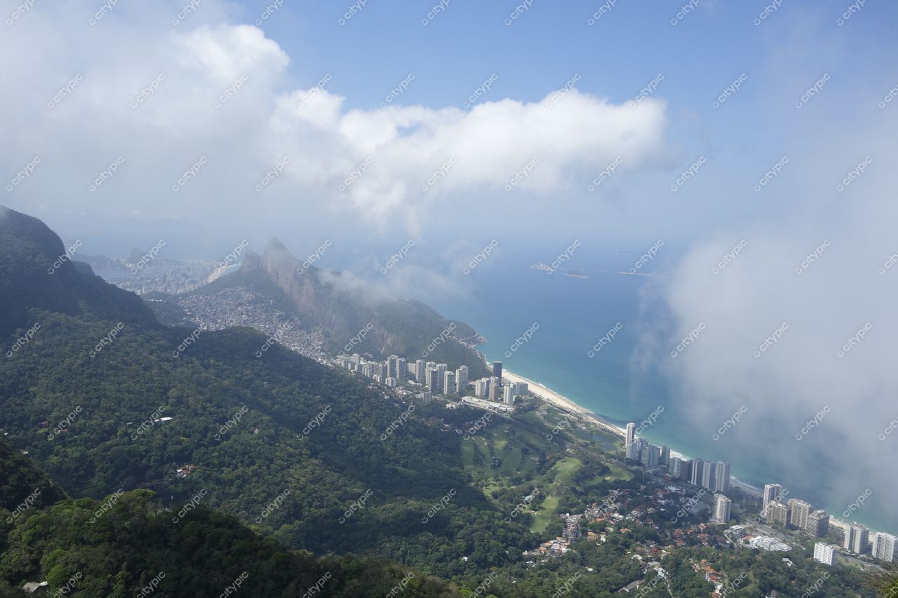 Rio de Janeiro, Rio de Janeiro, vista panorâmica em dia claro com montanhas verdes e áreas urbanas à beira-mar