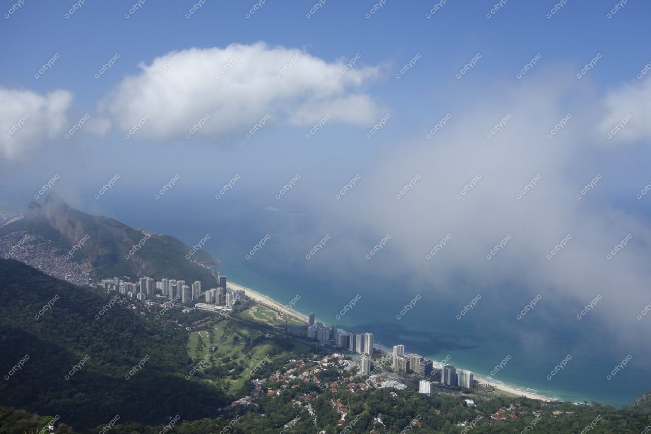 Rio de Janeiro, Rio de Janeiro vista panorâmica da zona costeira com prédios modernos e vegetação densa nas montanhas