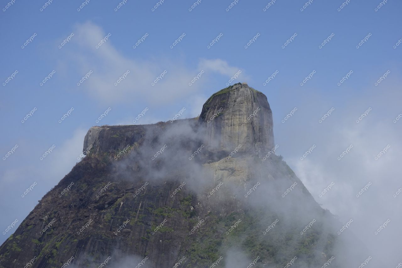 Rio de Janeiro, Rio de Janeiro Pão de Açúcar com céu nublado e vegetação densa nas encostas inferiores da montanha