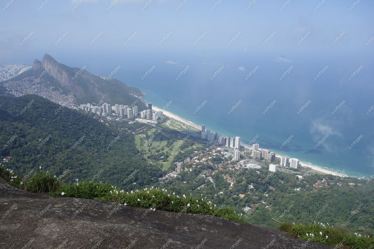 Rio de Janeiro, Rio de Janeiro com vista panorâmica da praia e montanhas, vegetação densa e urbanização à beira-mar