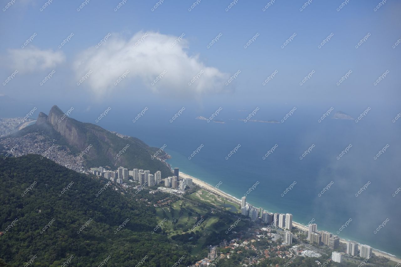 Rio de Janeiro, Rio de Janeiro com vista panorâmica da costa e vegetação em dia claro e edificações urbanas