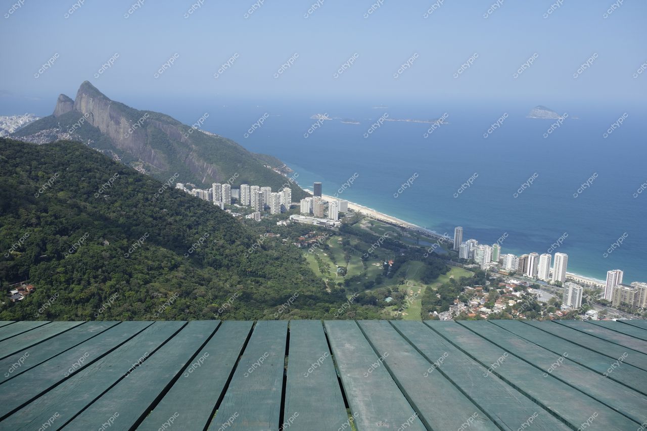 Rio de Janeiro, Rio de Janeiro, vista panorâmica com plataforma de madeira e arranha-céus à orla em dia ensolarado