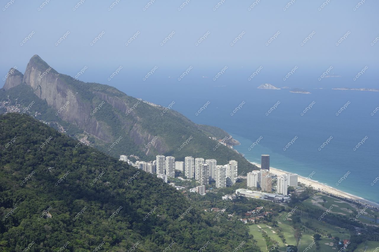 Rio de Janeiro, Rio de Janeiro vista panorâmica da costa com morros, vegetação densa e edifícios residenciais à beira-mar