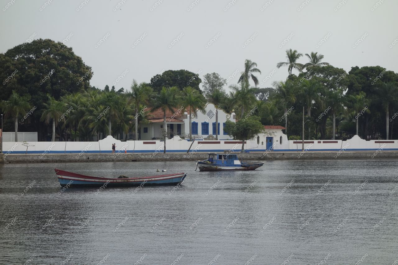 Ilha de Paquetá, Rio de Janeiro com embarcações ancoradas e construção colonial sob iluminação suave em dia nublado