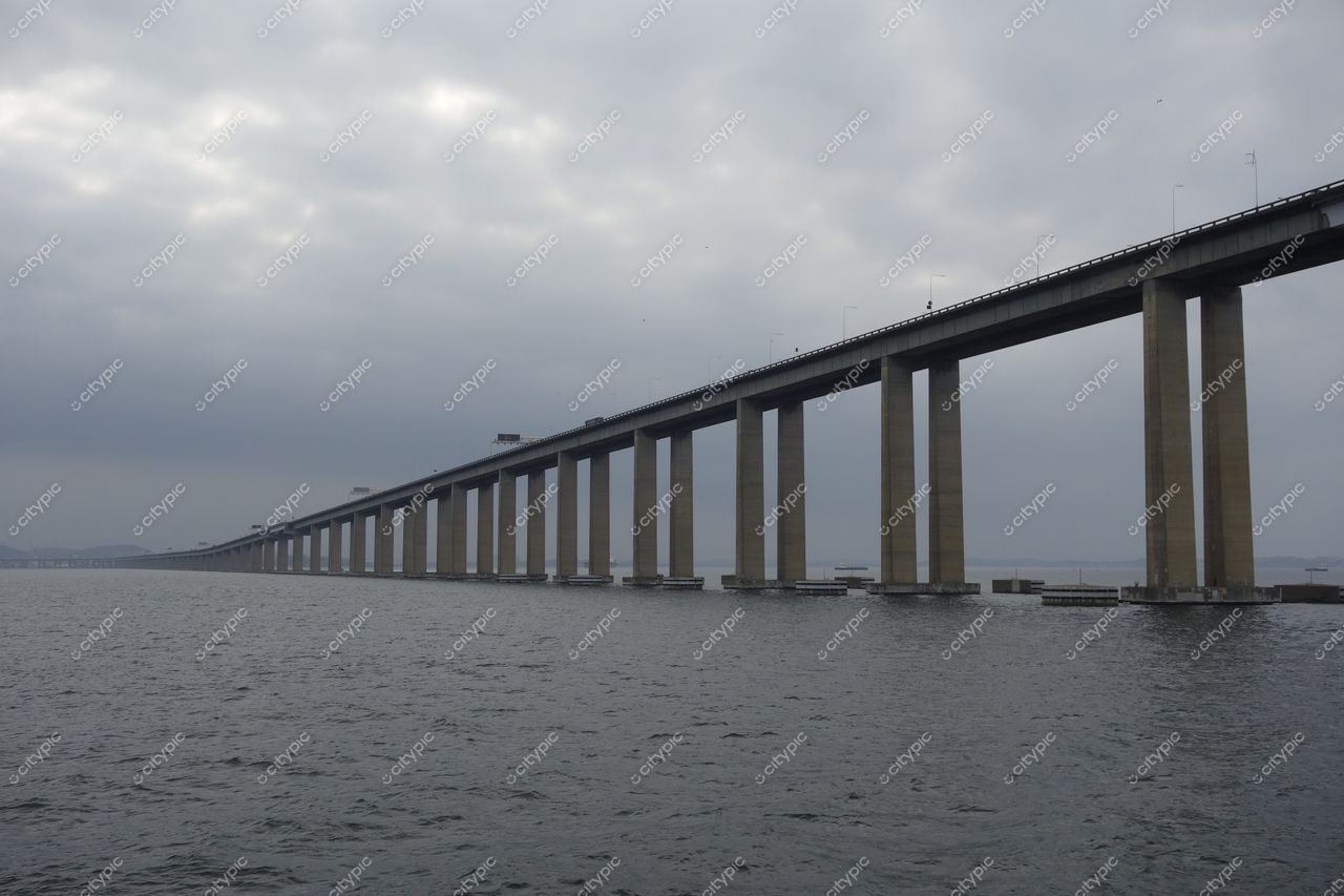 Rio de Janeiro, Rio de Janeiro, ponte elevada sobre águas com pilares robustos em dia nublado e atmosfera uniforme