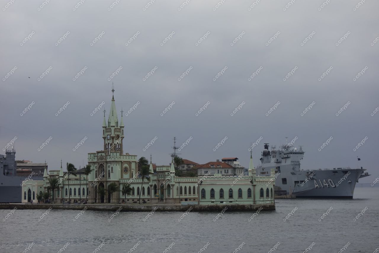 Rio de Janeiro, Rio de Janeiro, edifício colonial à beira-mar com navio militar A140 ao fundo em dia nublado