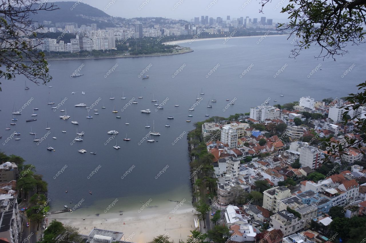 Rio de Janeiro, Rio de Janeiro, vista panorâmica da Baía de Guanabara com barcos ancorados e vegetação costeira sob céu nublado