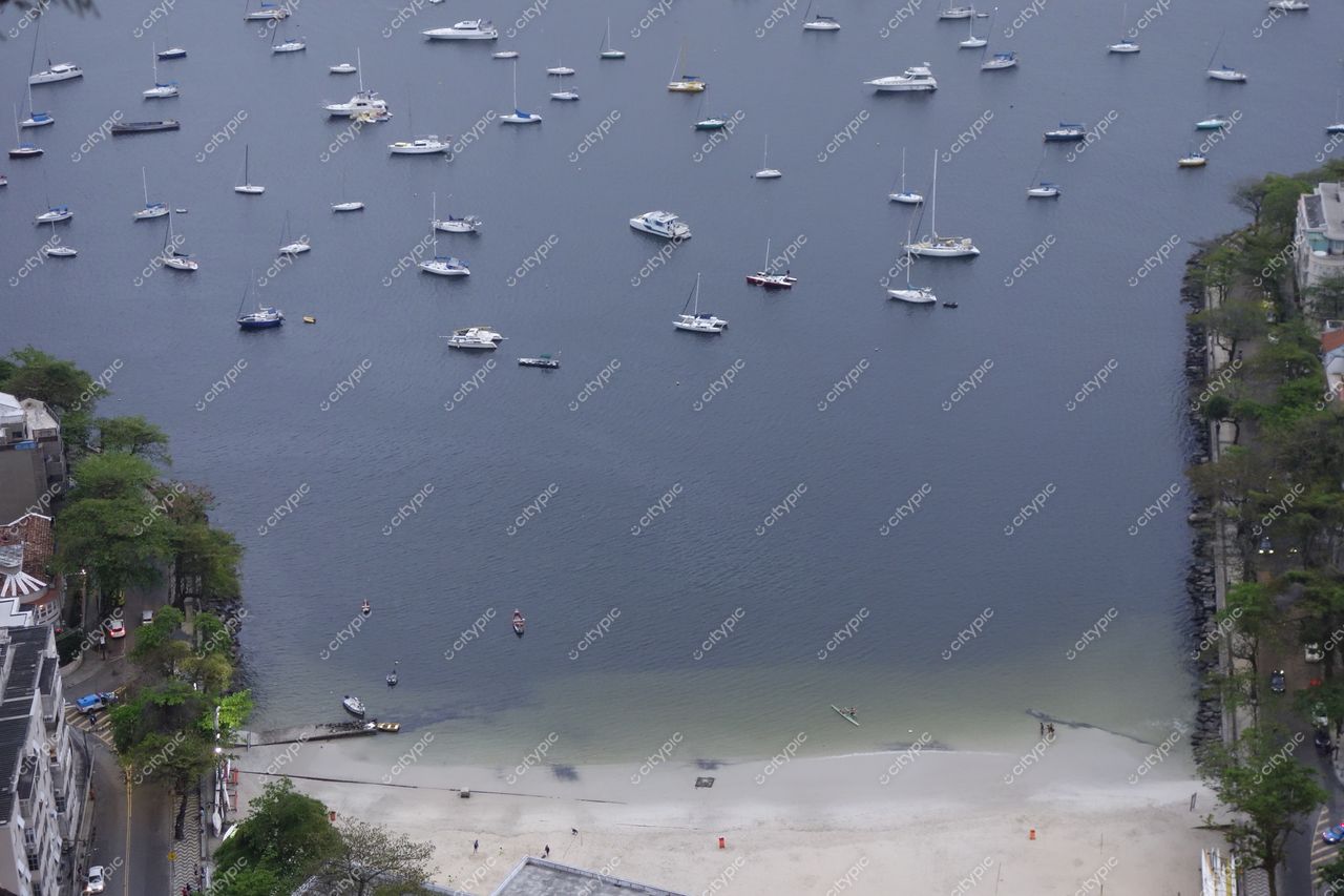 Rio de Janeiro, Rio de Janeiro vista aérea da baía com embarcações ancoradas e vegetação em dia nublado