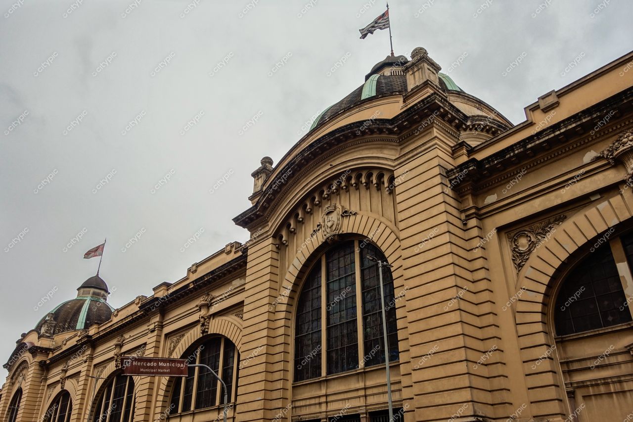 São Paulo, São Paulo, fachada do Mercado Municipal com cúpula verde em dia nublado e ambiente urbano movimentado