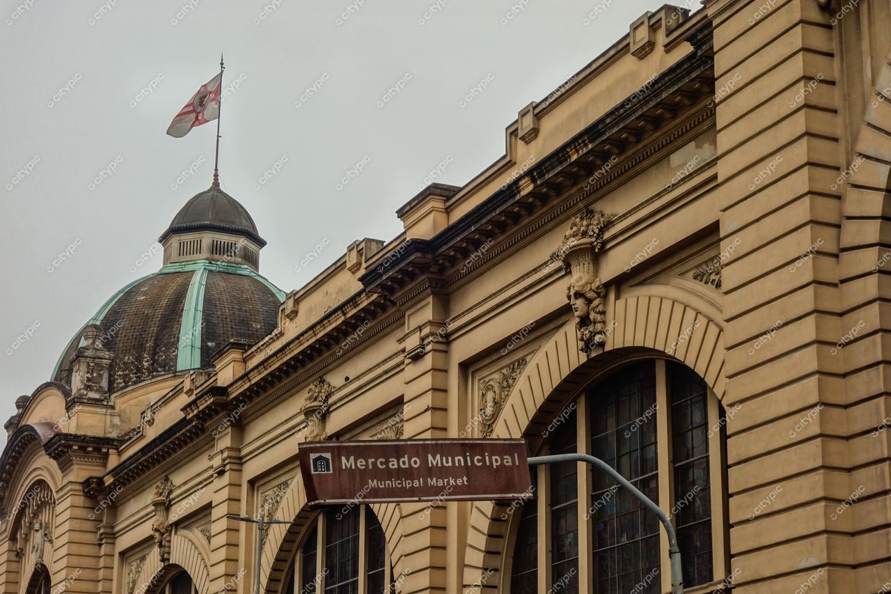 São Paulo, São Paulo, fachada do Mercado Municipal com cúpula oval e iluminação difusa em dia nublado