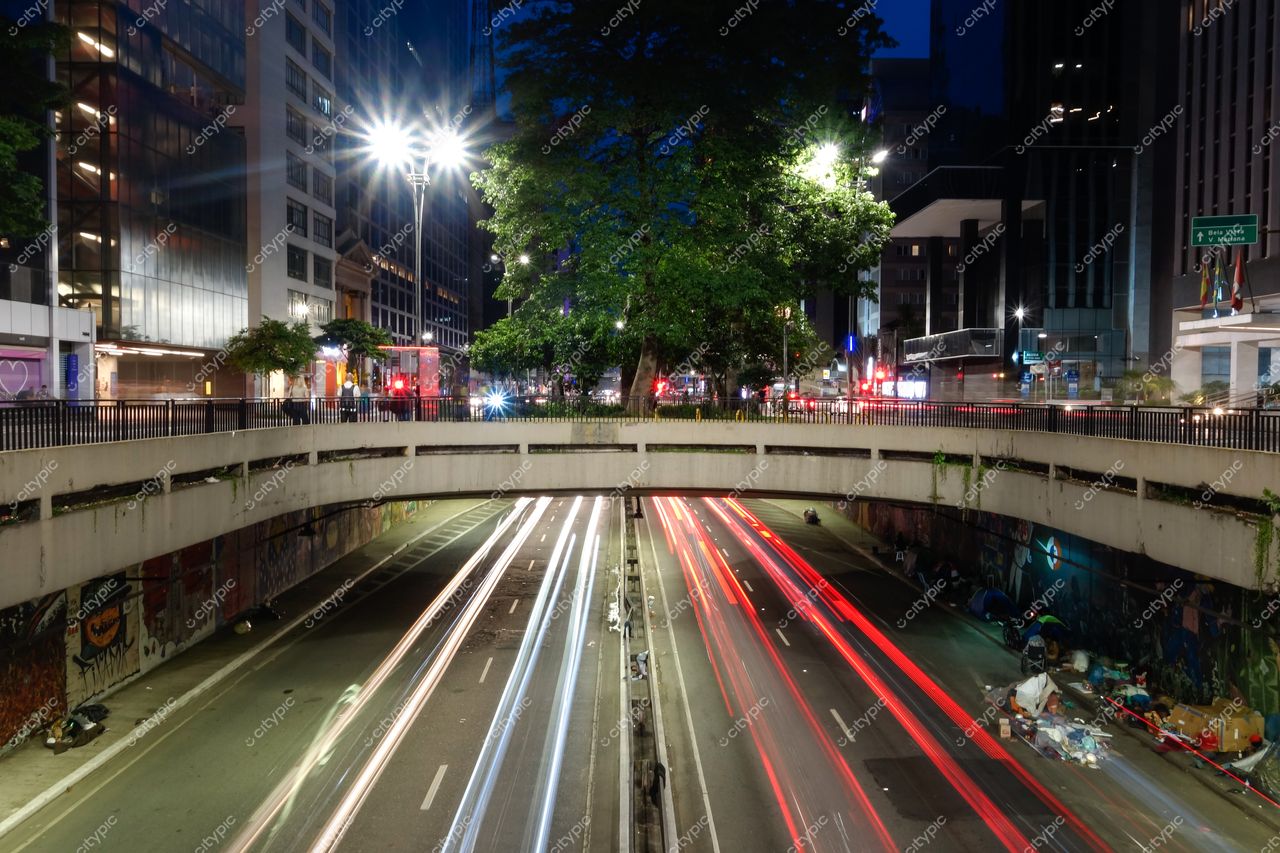 São Paulo, São Paulo, túnel urbano noturno com luzes de trânsito, edifícios modernos e grafites na calçada