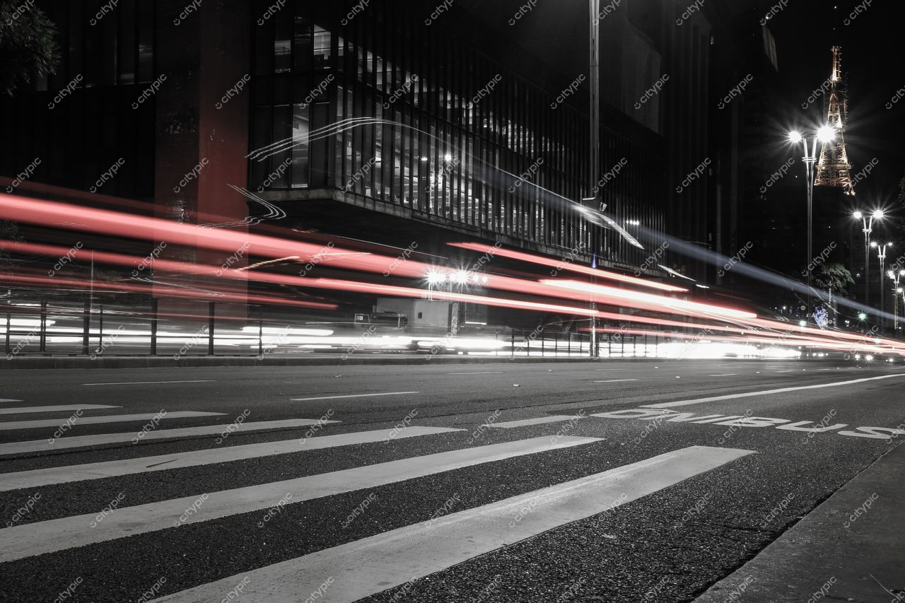 São Paulo, São Paulo, rua à noite com tráfego em movimento e arquitetura moderna iluminada ao fundo