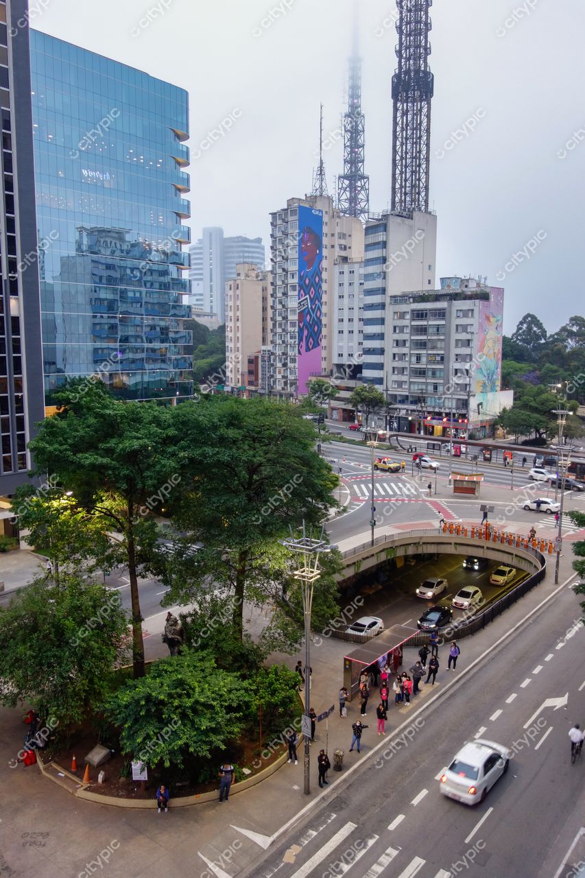 São Paulo, São Paulo, panorama urbano ao entardecer com nuvens, espaço verde e tráfego leve em área sinalizada
