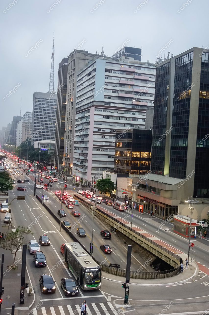São Paulo, São Paulo, vista da Avenida Paulista ao entardecer em dia nublado com tráfego intenso e iluminação artificial