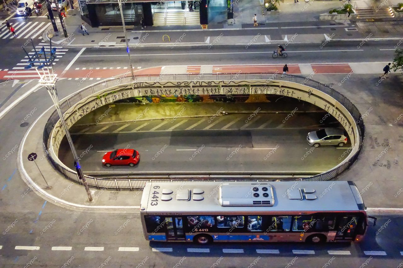 São Paulo, São Paulo vista aérea de túnel em avenida movimentada com ônibus e graffiti iluminado à noite