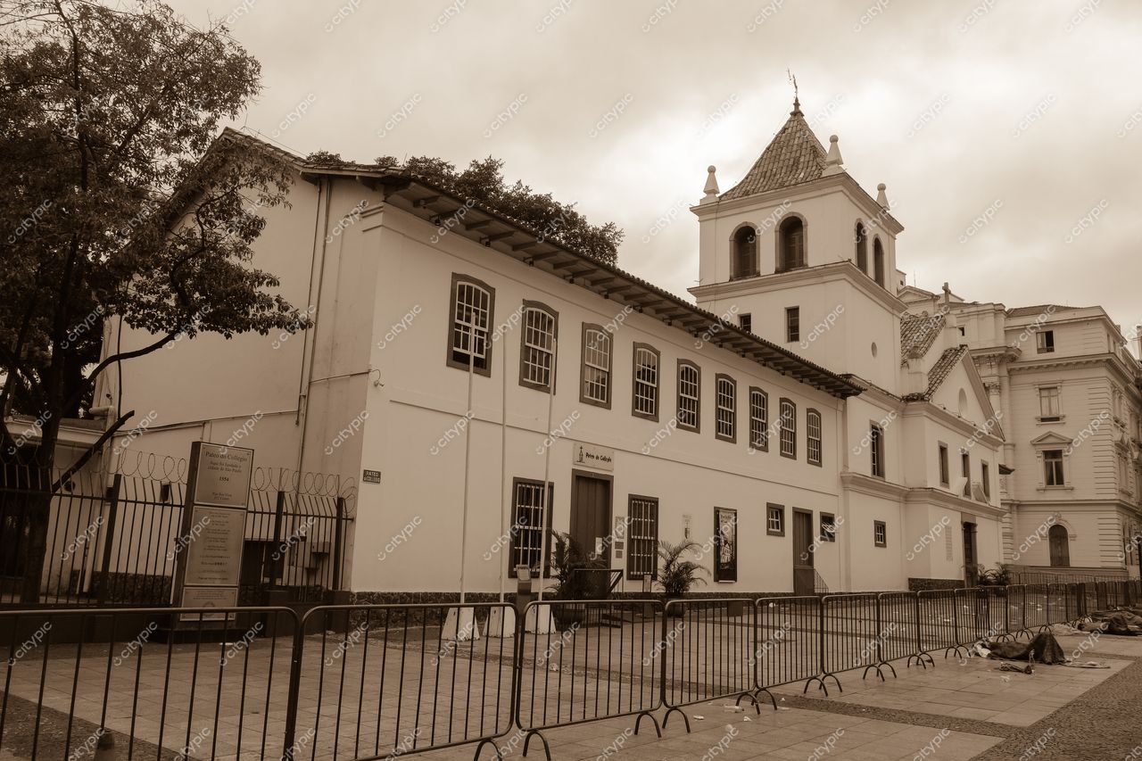 São Paulo, São Paulo, edifício histórico colonial com paredes brancas e janelas gradeadas em dia nublado e tranquilo