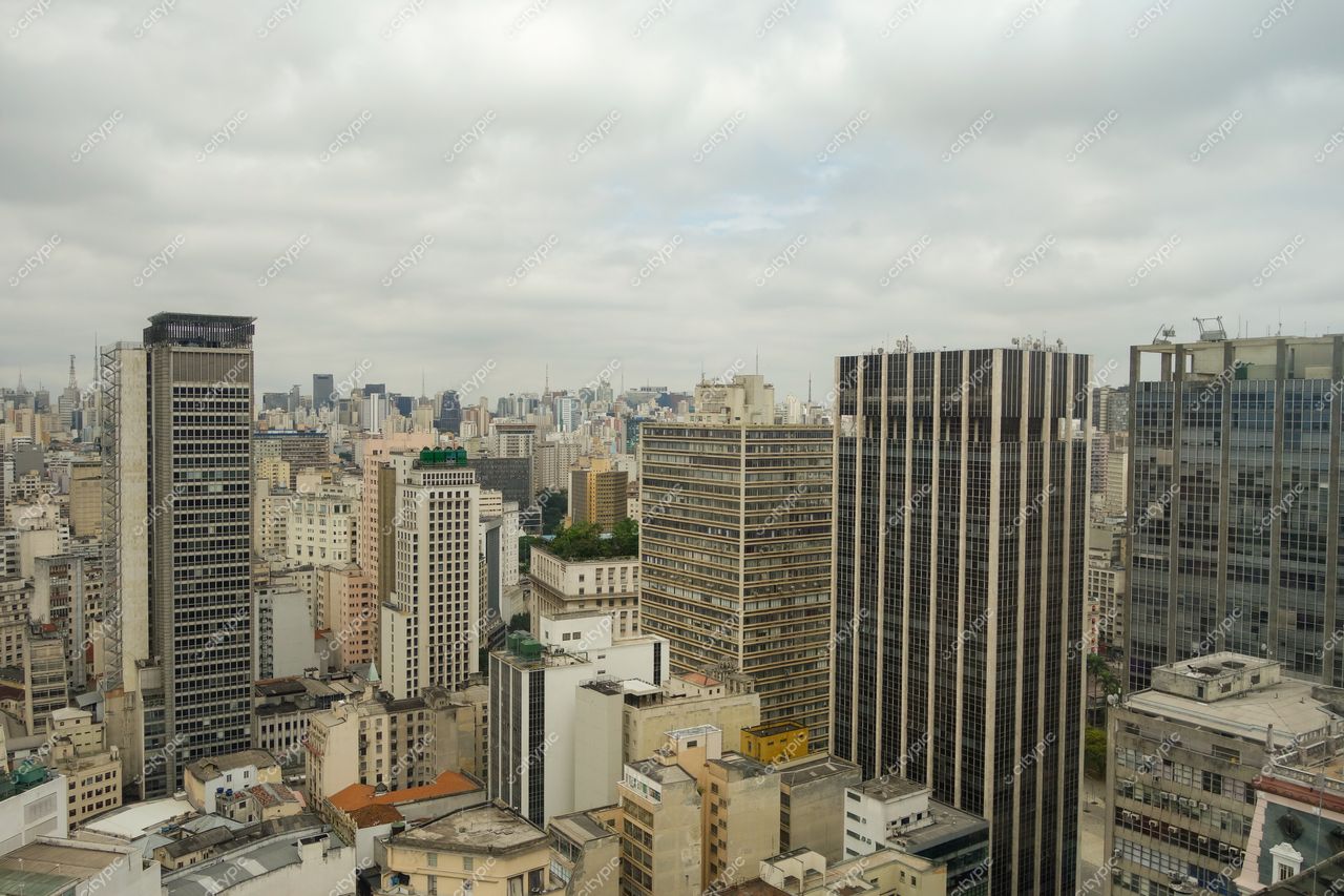 São Paulo, São Paulo, vista panorâmica com edifícios altos e vegetação nas coberturas em dia nublado