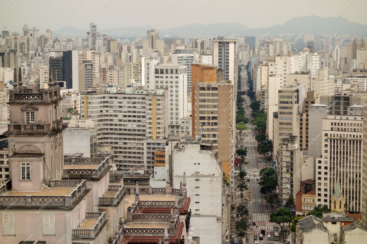 São Paulo, São Paulo com vista panorâmica de edifícios altos e histórico em dia nublado e ruas arborizadas