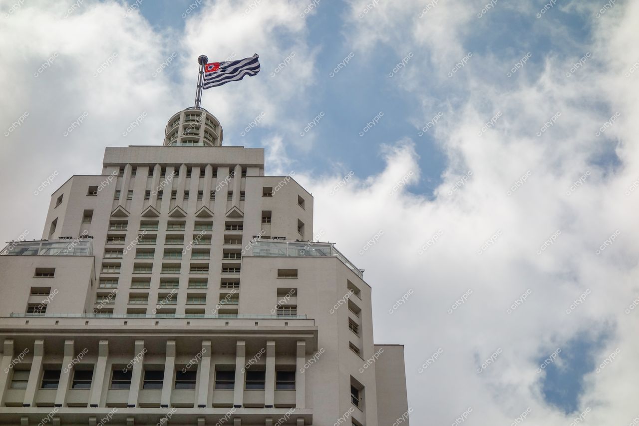São Paulo, São Paulo, edifício moderno com bandeira da cidade sob céu nublado e detalhes geométricos em destaque