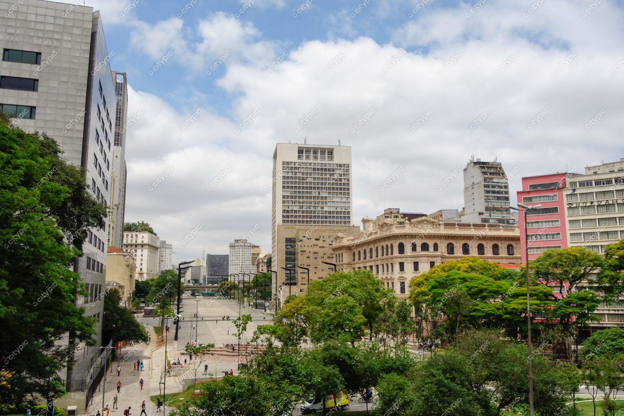 São Paulo, São Paulo com vegetação densa e contraste entre arranha-céus modernos e arquitetura clássica em dia nublado